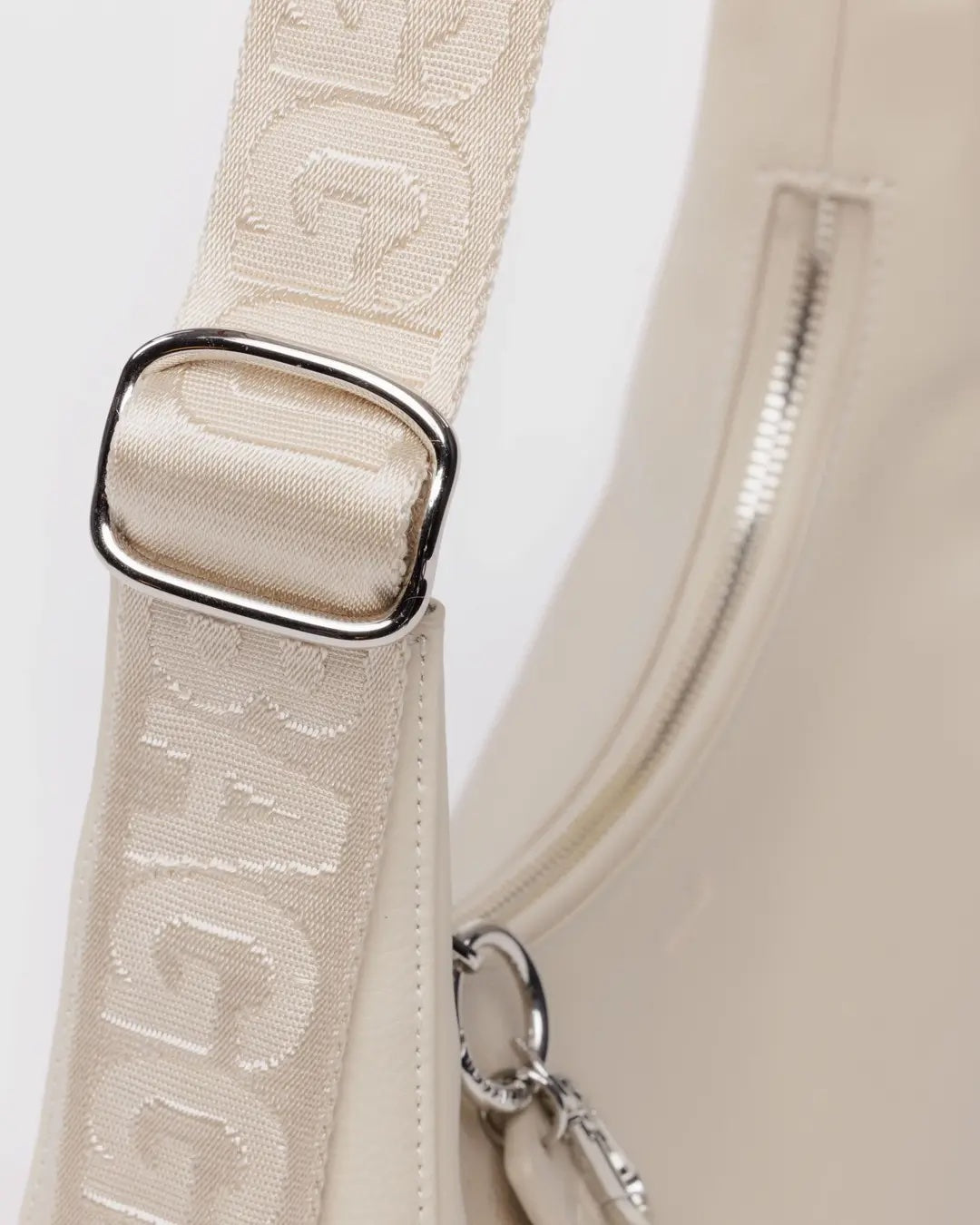 stone baggu leather crescent bag zipper and hardward close up image
